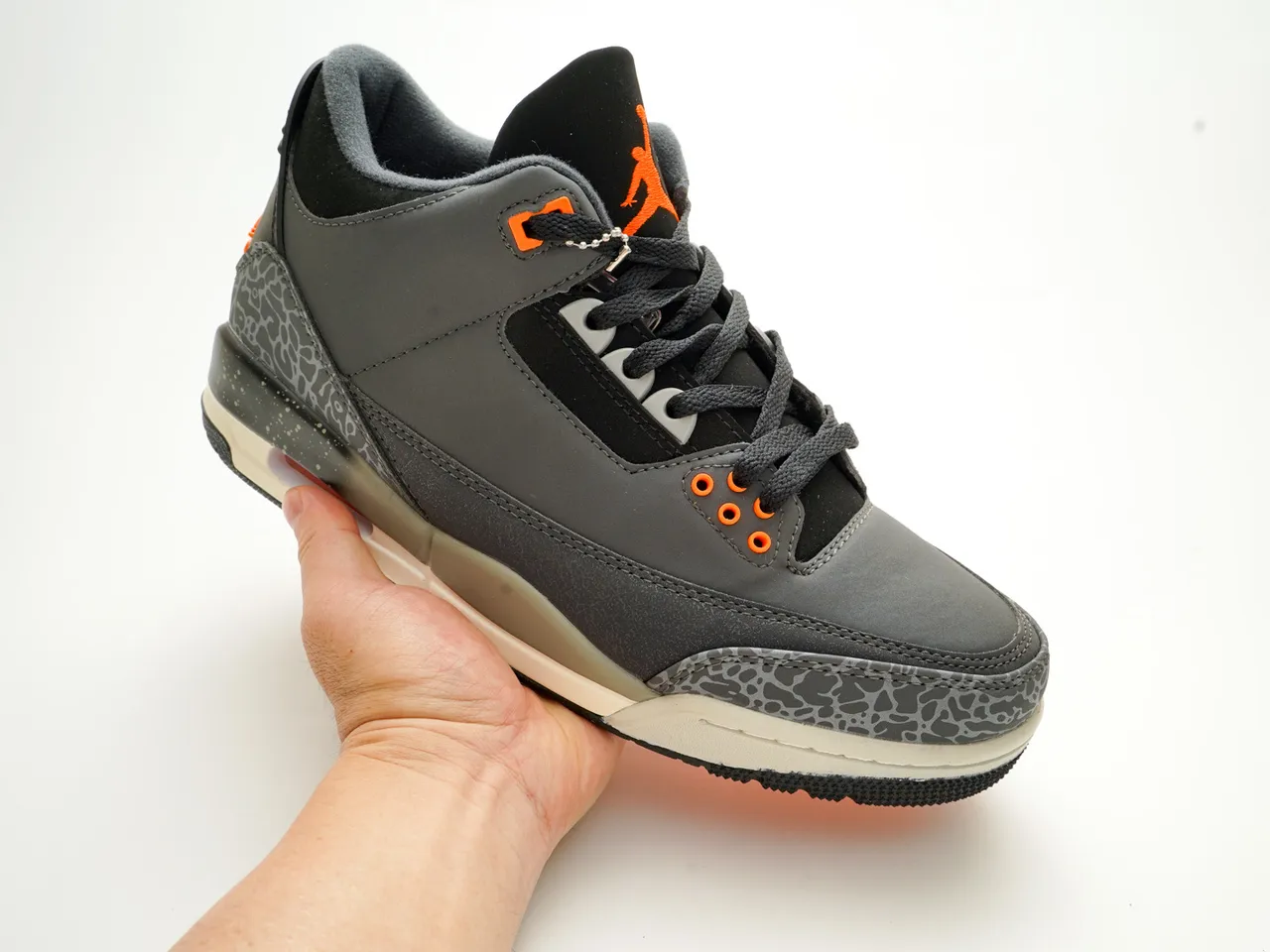 Zapatillas de baloncesto Air Jordan 3 gris, negro y naranja con estampado de elefante 6