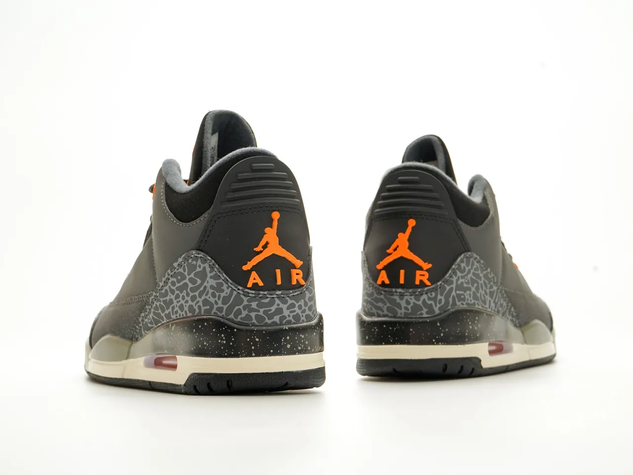 Zapatillas de baloncesto Air Jordan 3 gris, negro y naranja con estampado de elefante 7