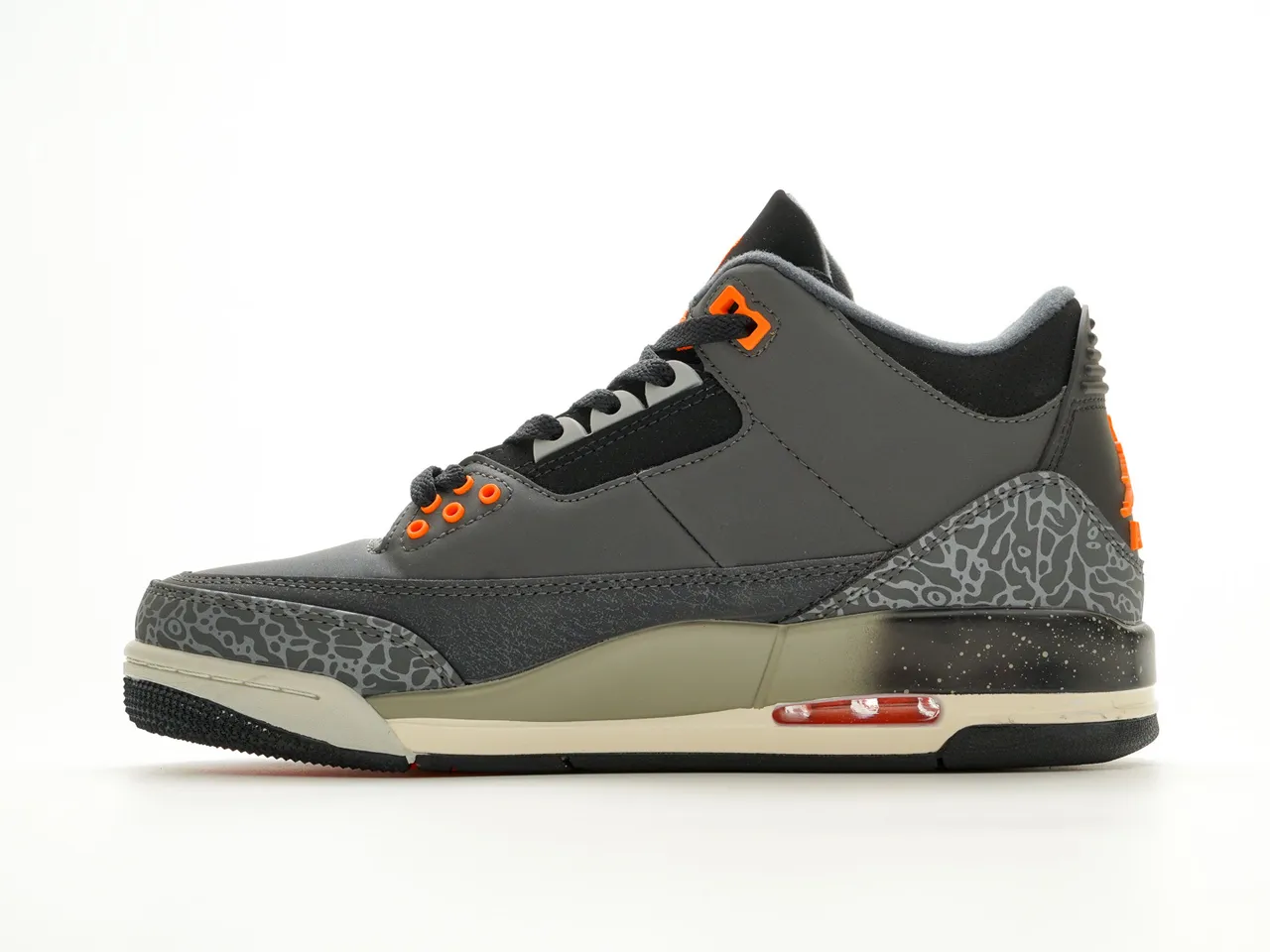 Zapatillas de baloncesto Air Jordan 3 gris, negro y naranja con estampado de elefante 9
