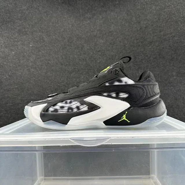Tênis lifestyle Air Jordan 36 com estampa de leopardo em preto, branco e verde 2