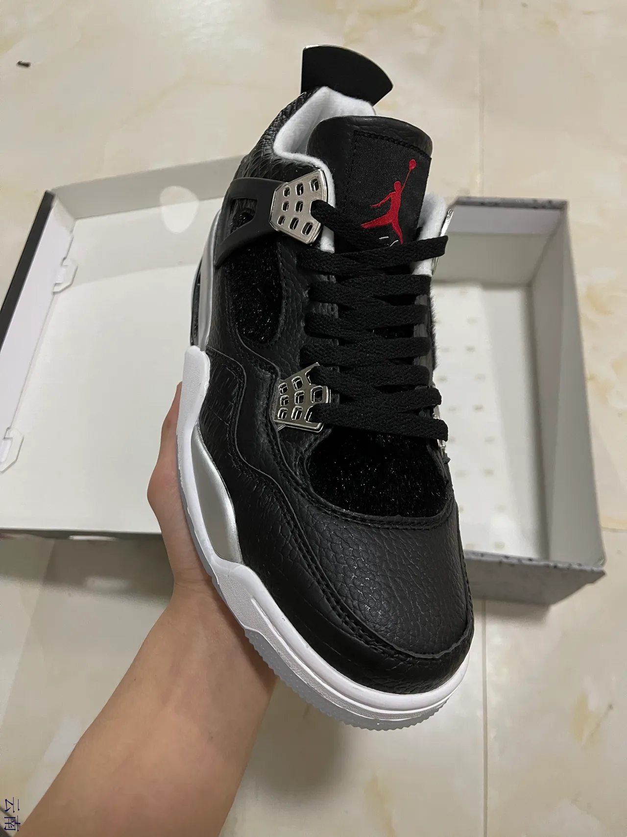 Tênis de basquete Air Jordan 4 preto, branco e prateado 2
