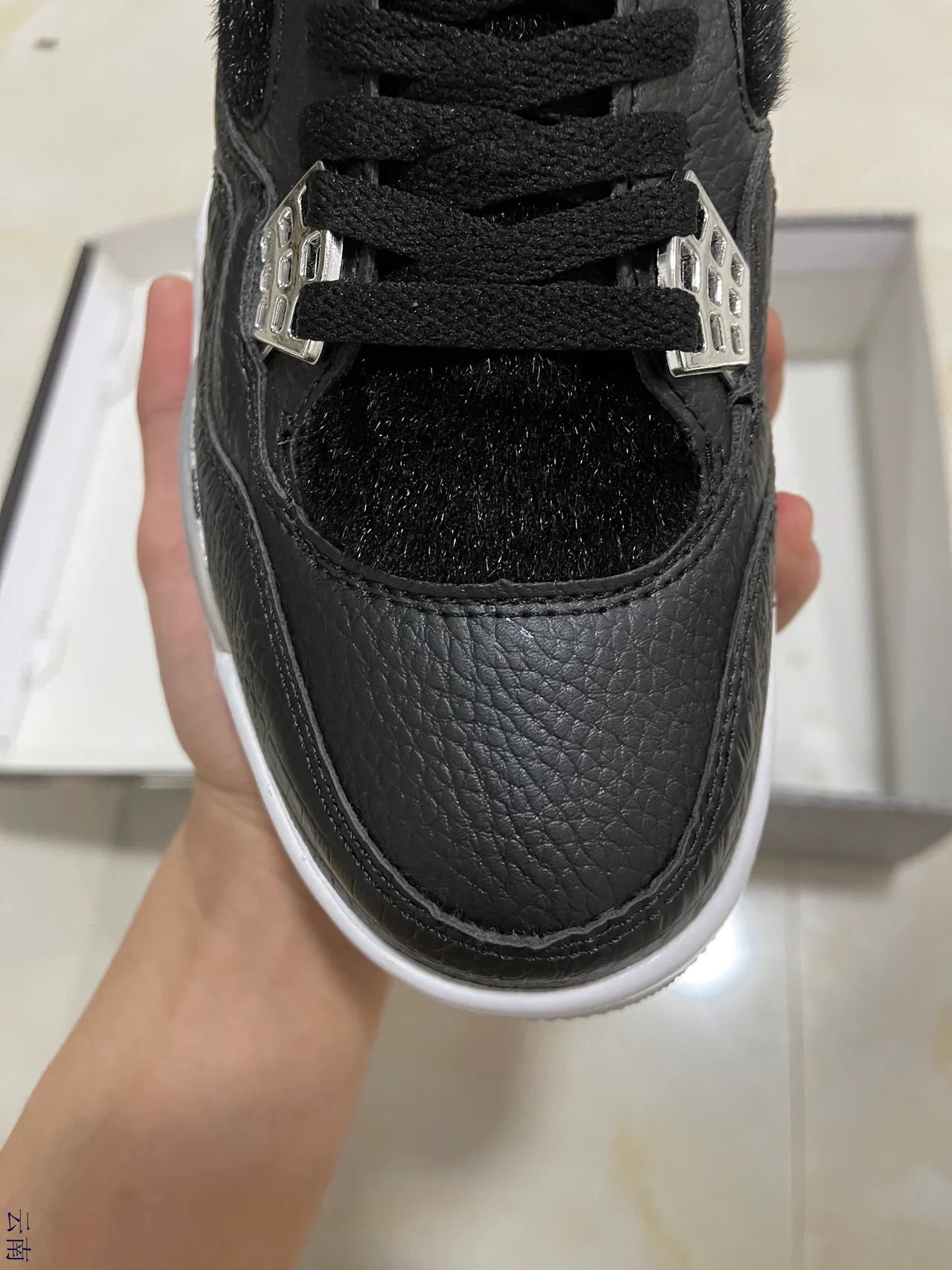 Tênis de basquete Air Jordan 4 preto, branco e prateado 3