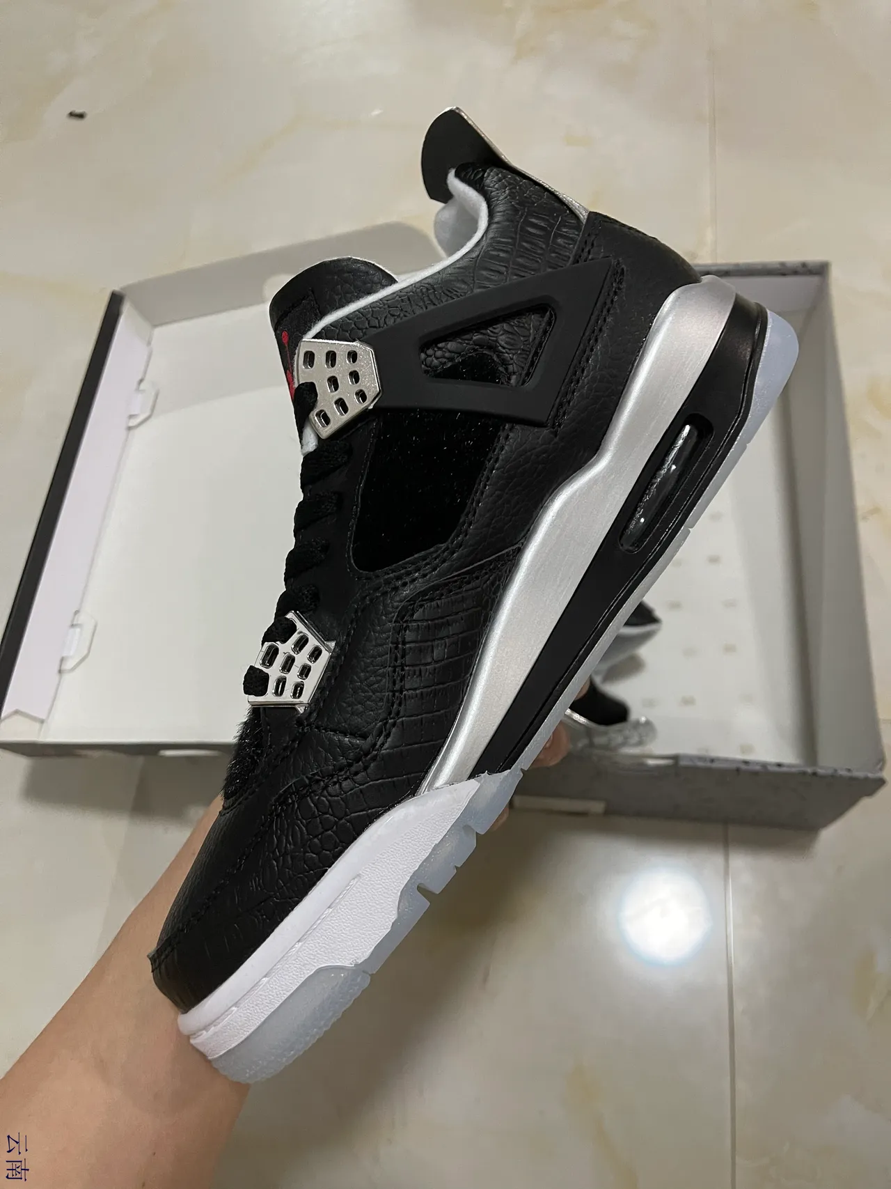 Tênis de basquete Air Jordan 4 preto, branco e prateado 4