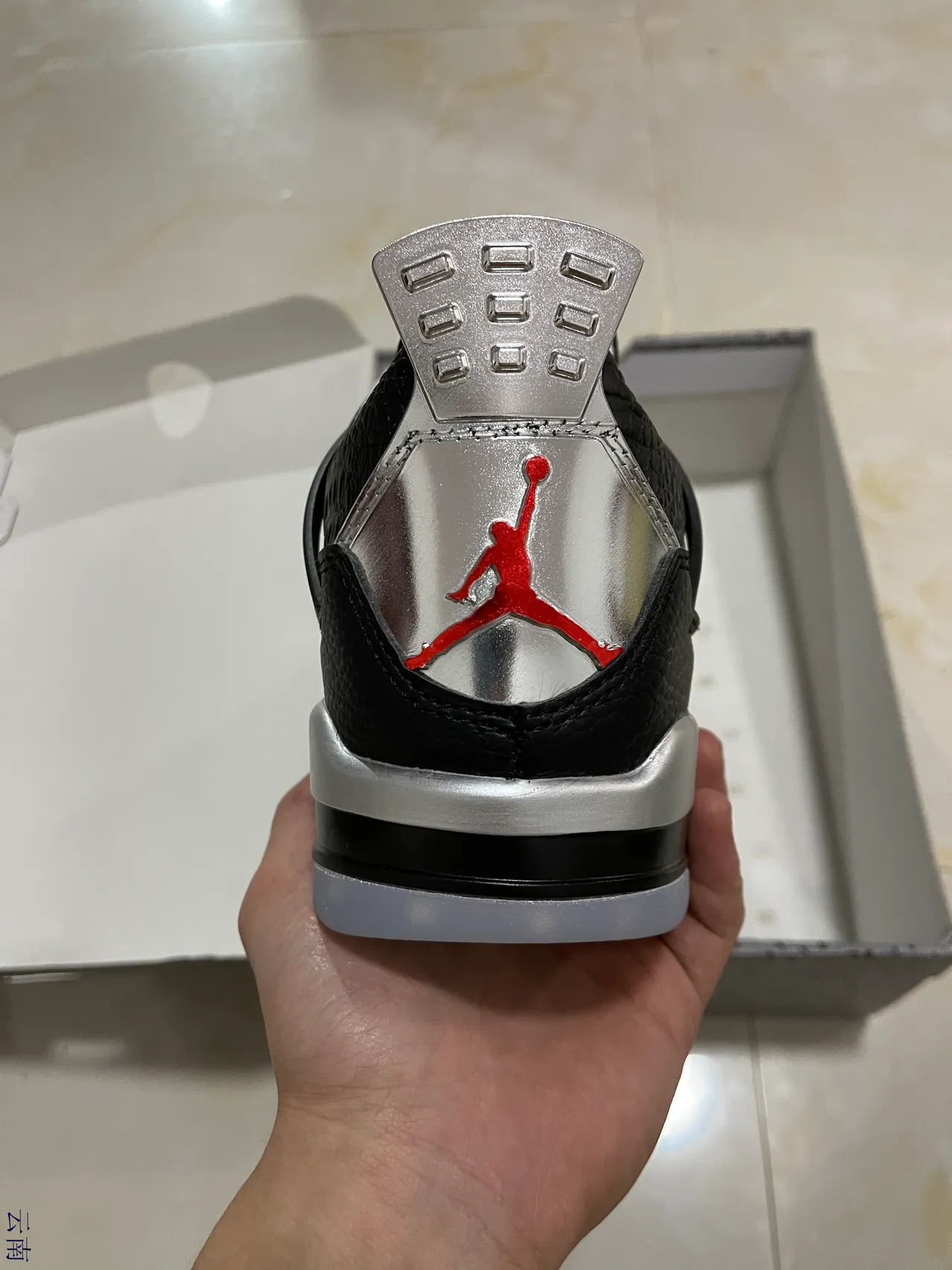 Tênis de basquete Air Jordan 4 preto, branco e prateado 6