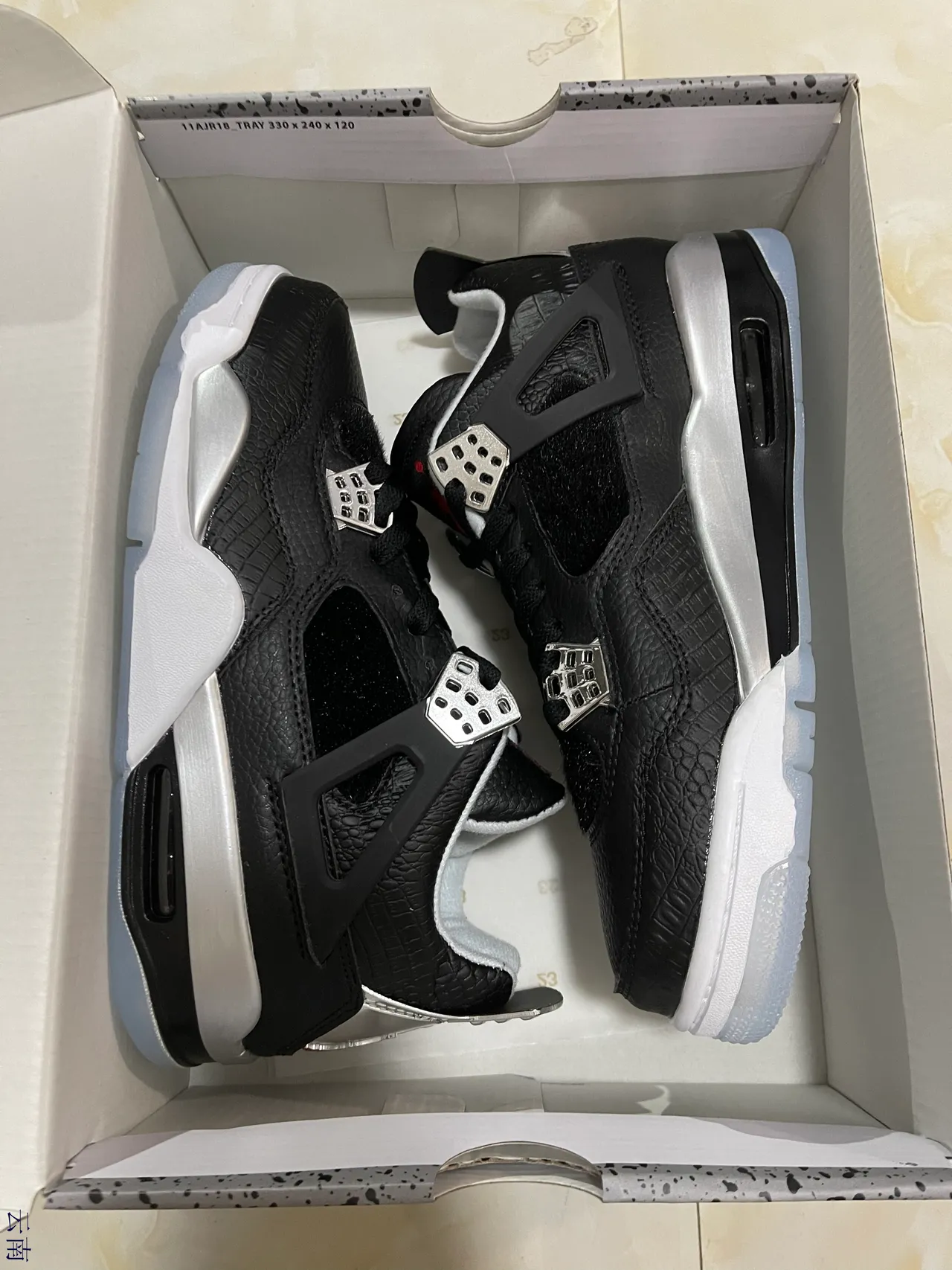 Tênis de basquete Air Jordan 4 preto, branco e prateado 7