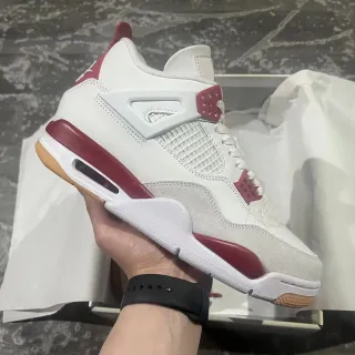 Air Jordan 4 白色和栗色篮球鞋