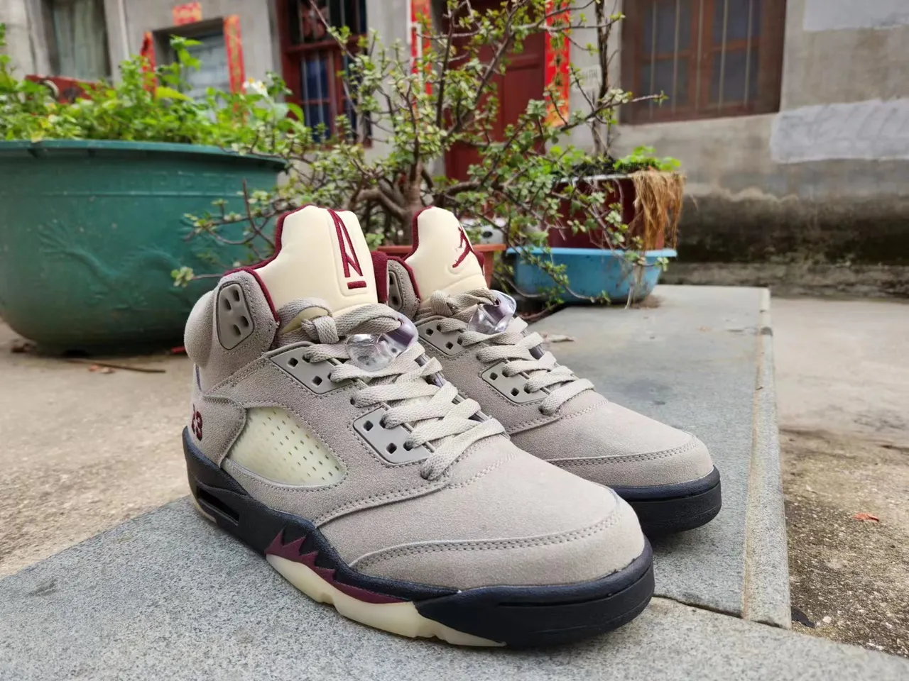 Chaussures de basketball Air Jordan 5 gris et bordeaux 2