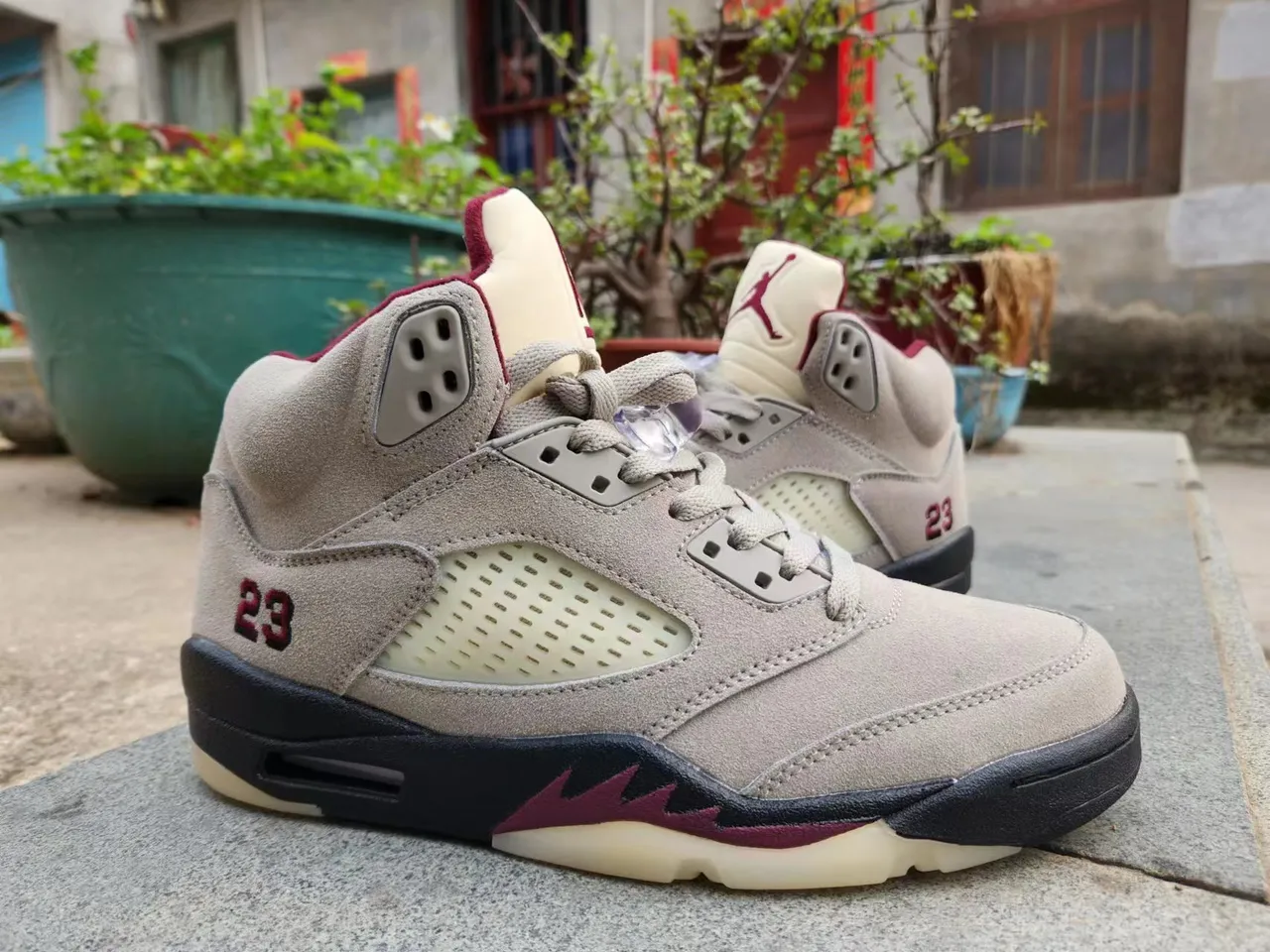 Chaussures de basketball Air Jordan 5 gris et bordeaux 3