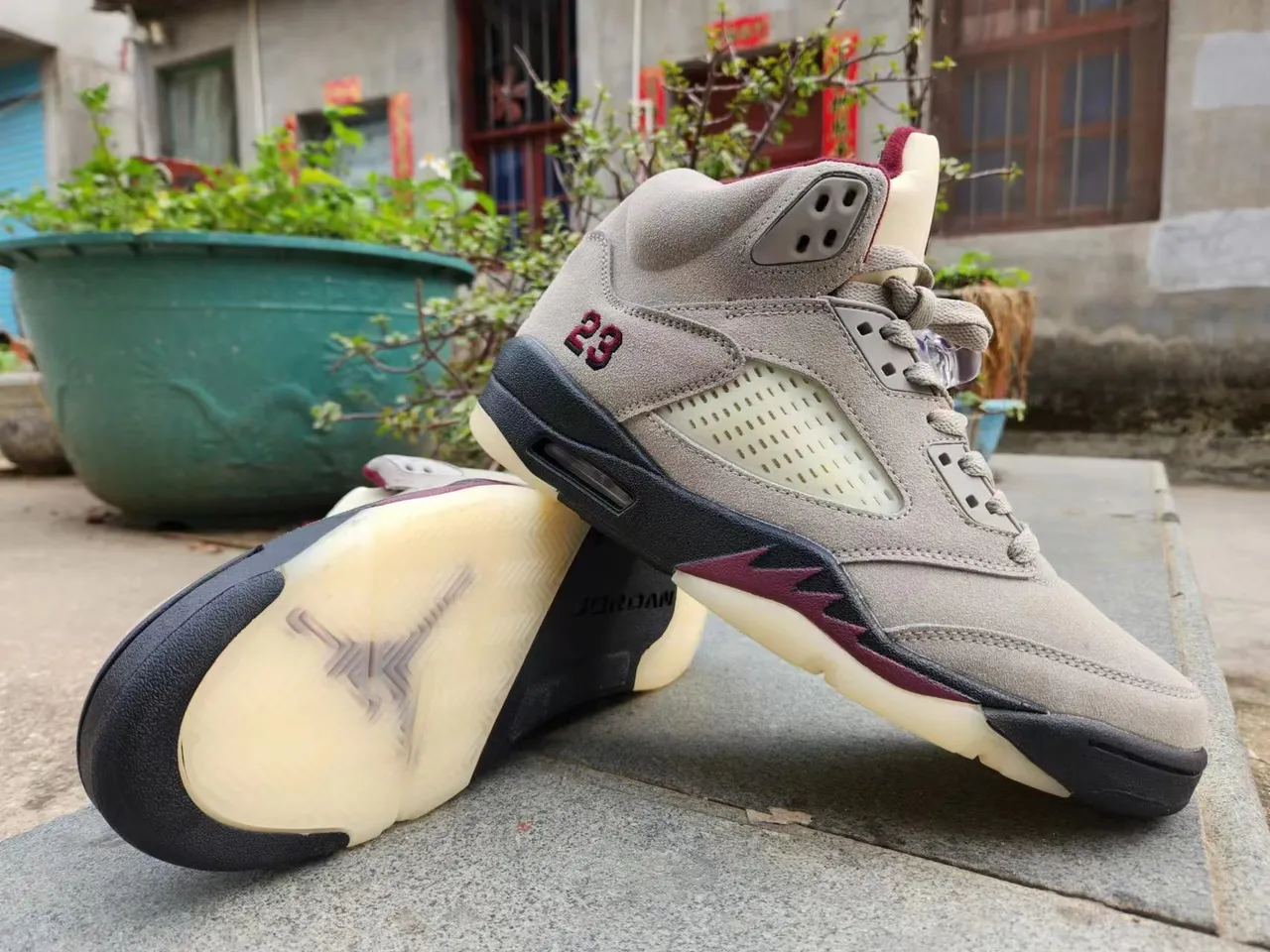 Chaussures de basketball Air Jordan 5 gris et bordeaux 4