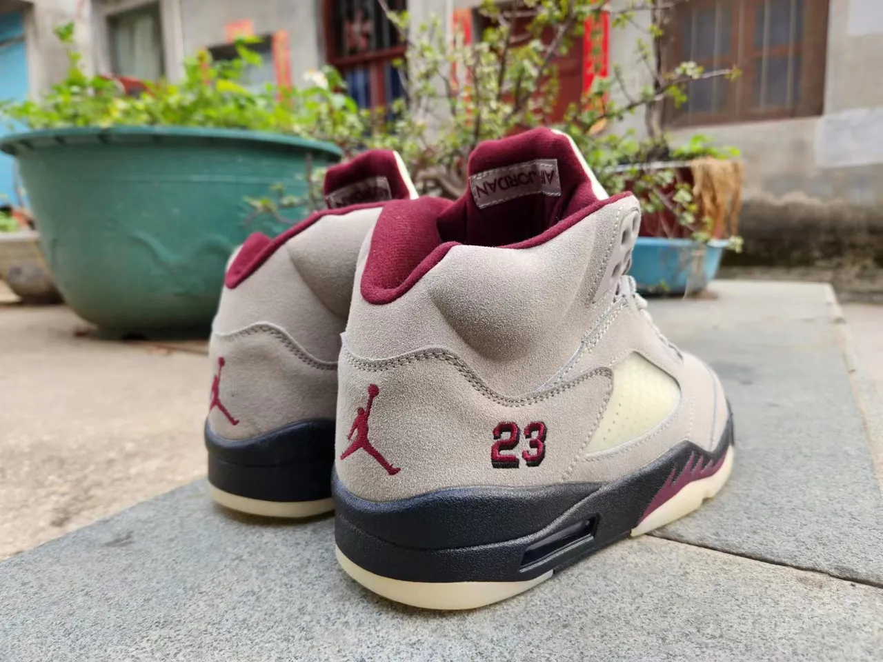 Chaussures de basketball Air Jordan 5 gris et bordeaux 5