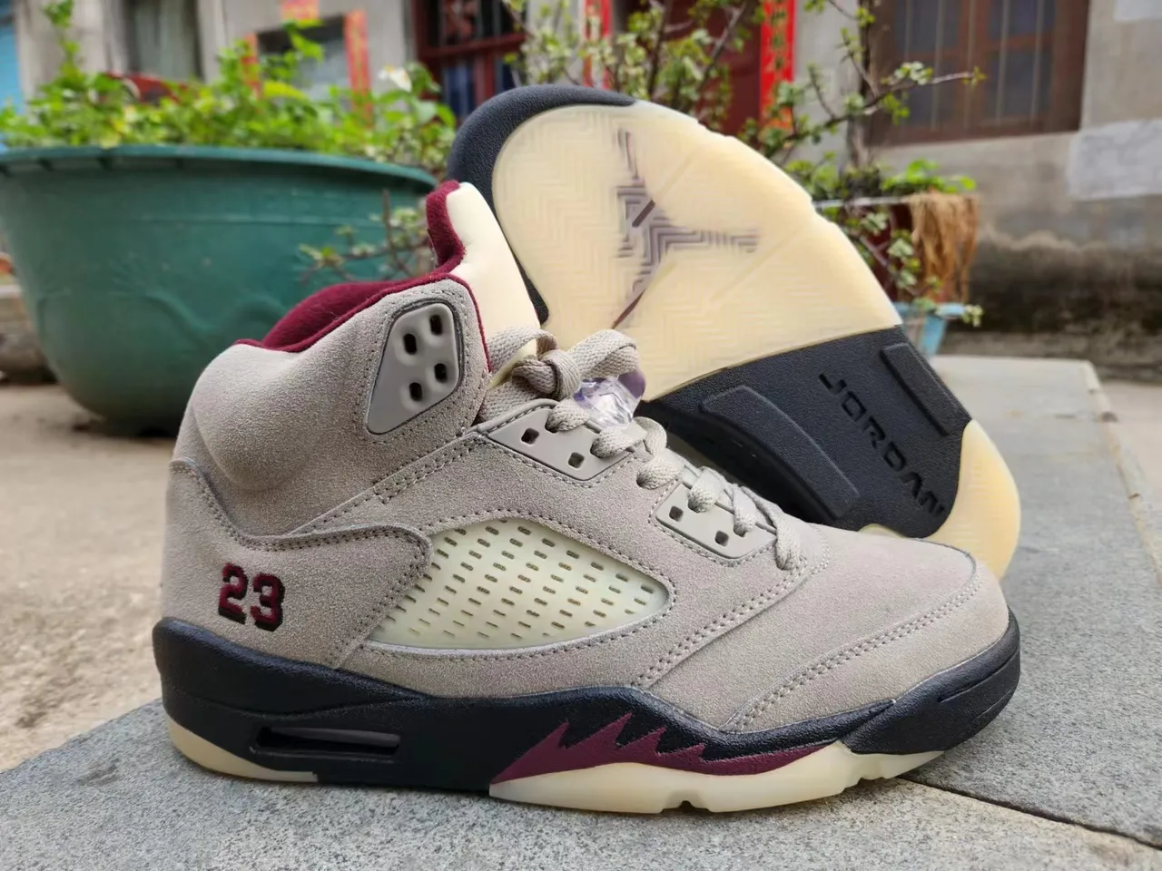 Chaussures de basketball Air Jordan 5 gris et bordeaux 6