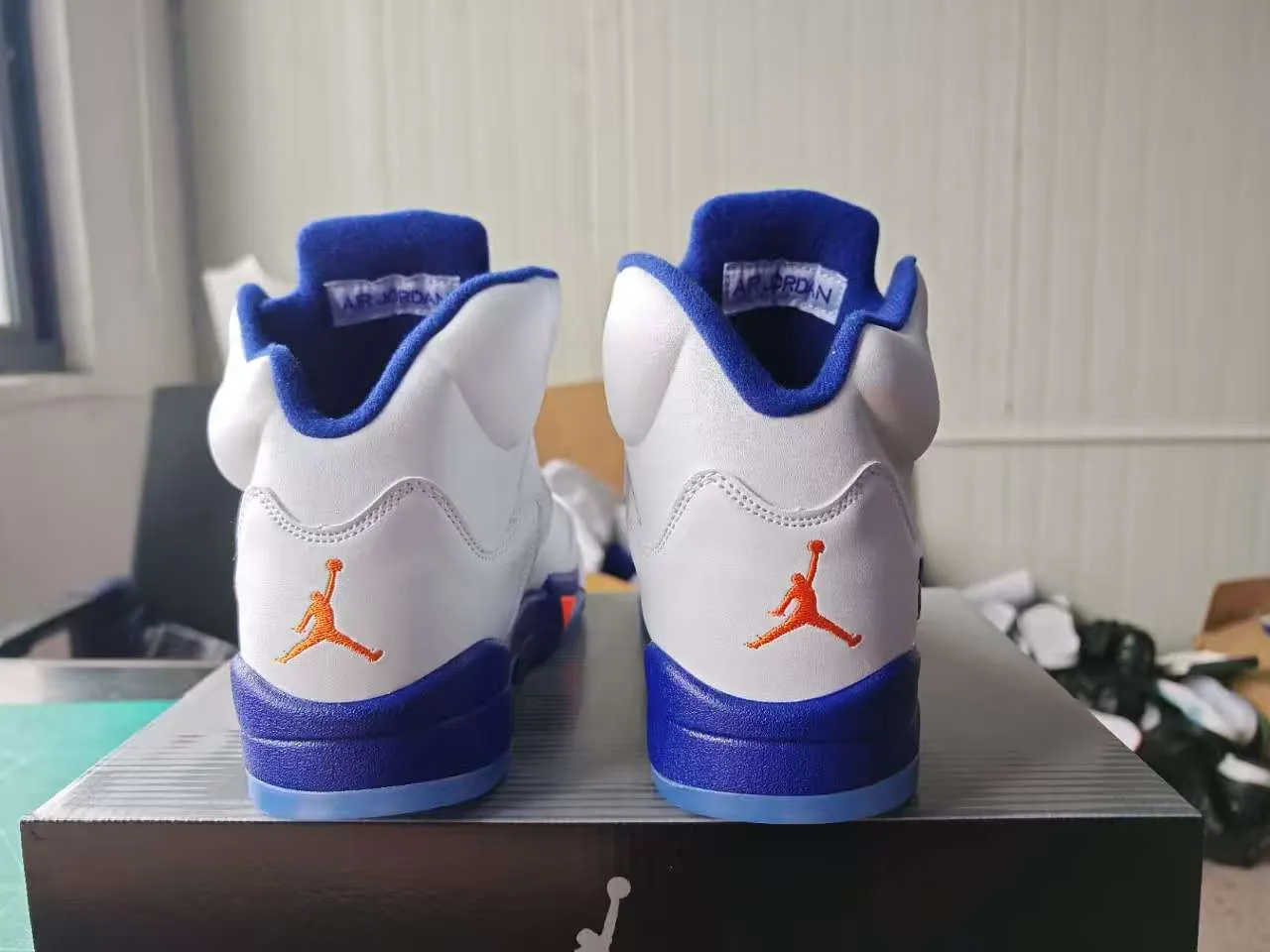 Chaussures de basketball Air Jordan 5 blanc bleu roi orange 3