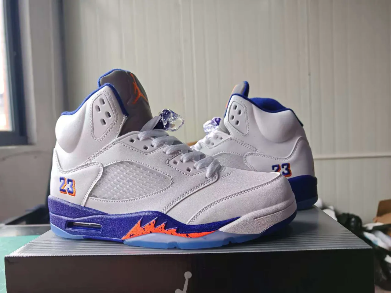 Chaussures de basketball Air Jordan 5 blanc bleu roi orange 4