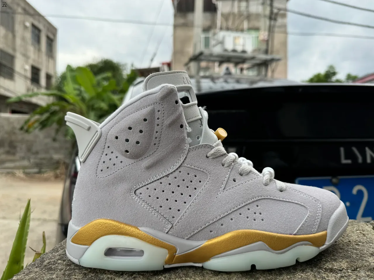 Air Jordan 6 Tênis de Basquete Cinza e Dourado Camurça 2