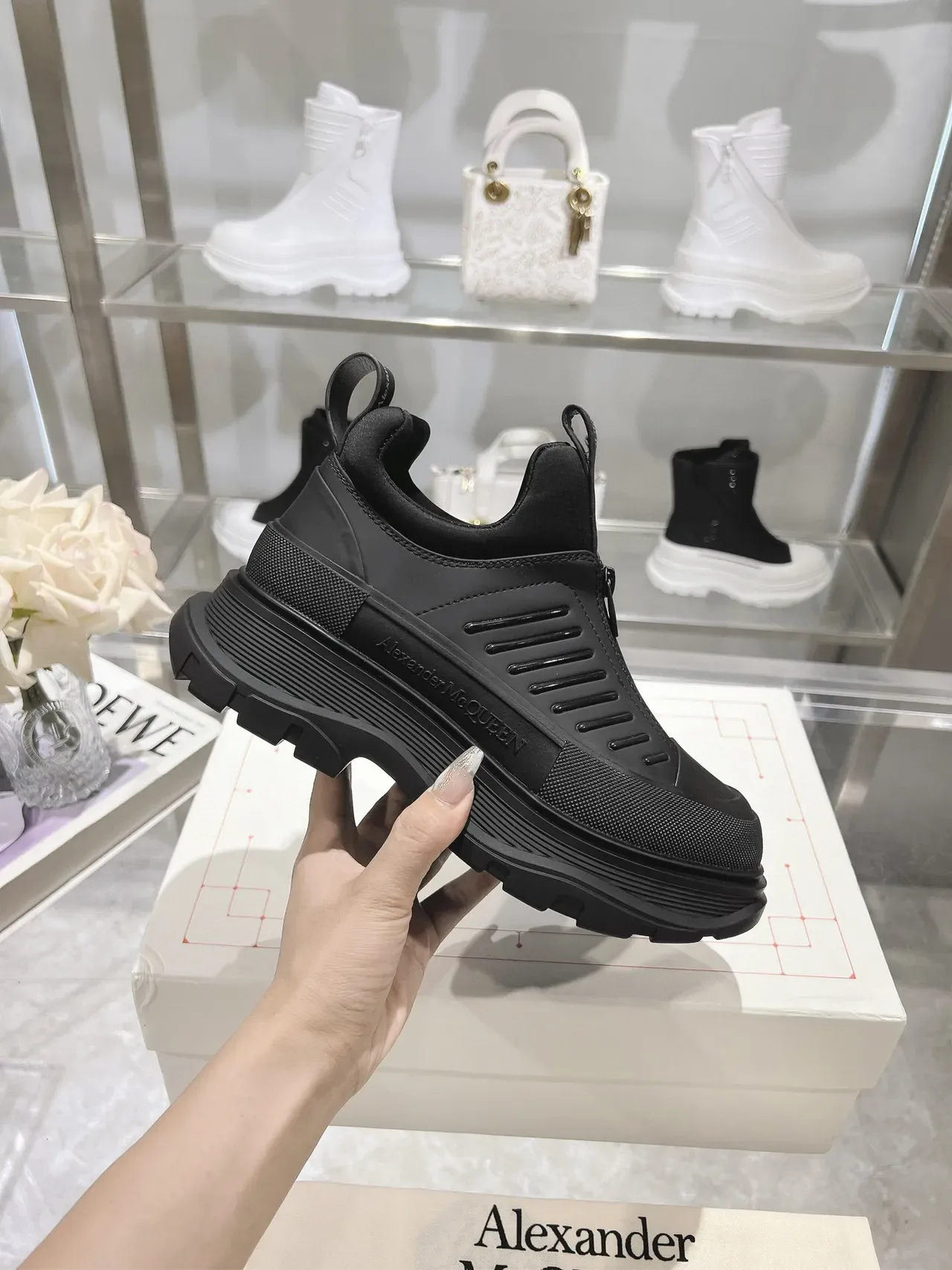 Alexander McQueen ওভারসাইজড ব্ল্যাক চাঙ্কি স্নিকার 2