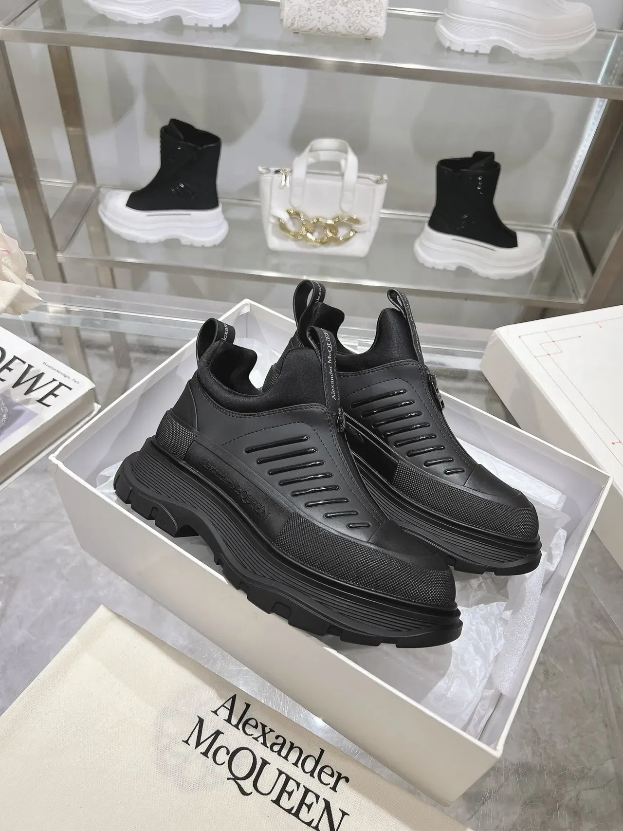 Alexander McQueen ওভারসাইজড ব্ল্যাক চাঙ্কি স্নিকার 3