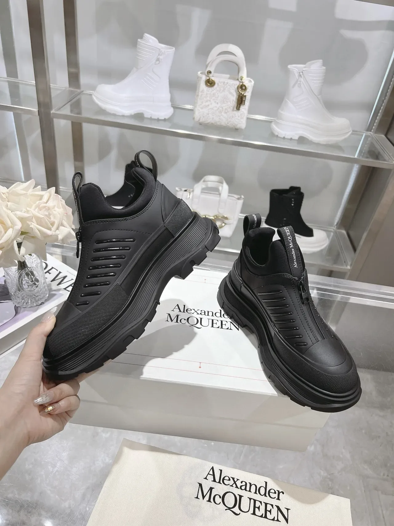 Alexander McQueen ওভারসাইজড ব্ল্যাক চাঙ্কি স্নিকার 4