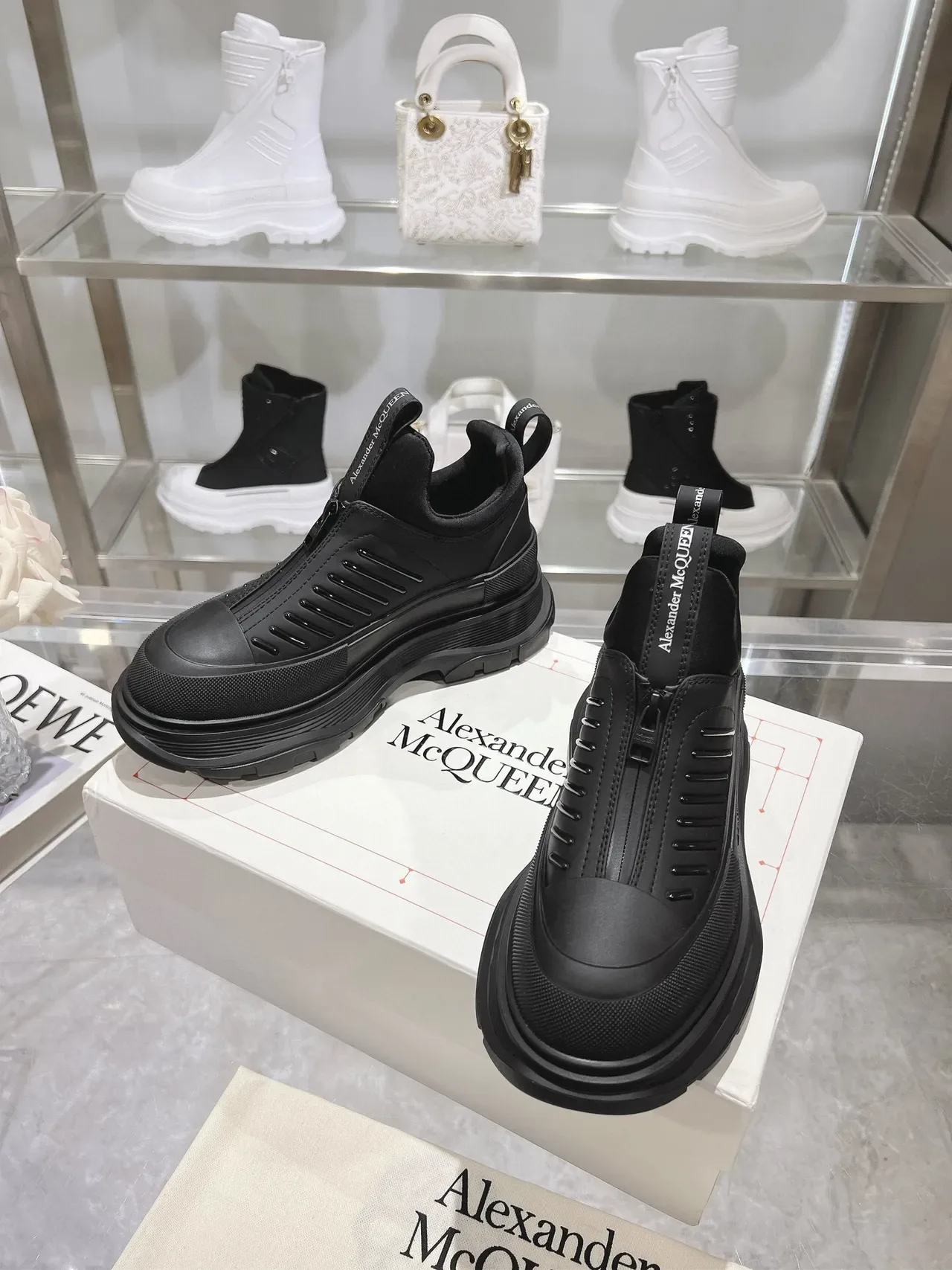 Alexander McQueen ওভারসাইজড ব্ল্যাক চাঙ্কি স্নিকার 5