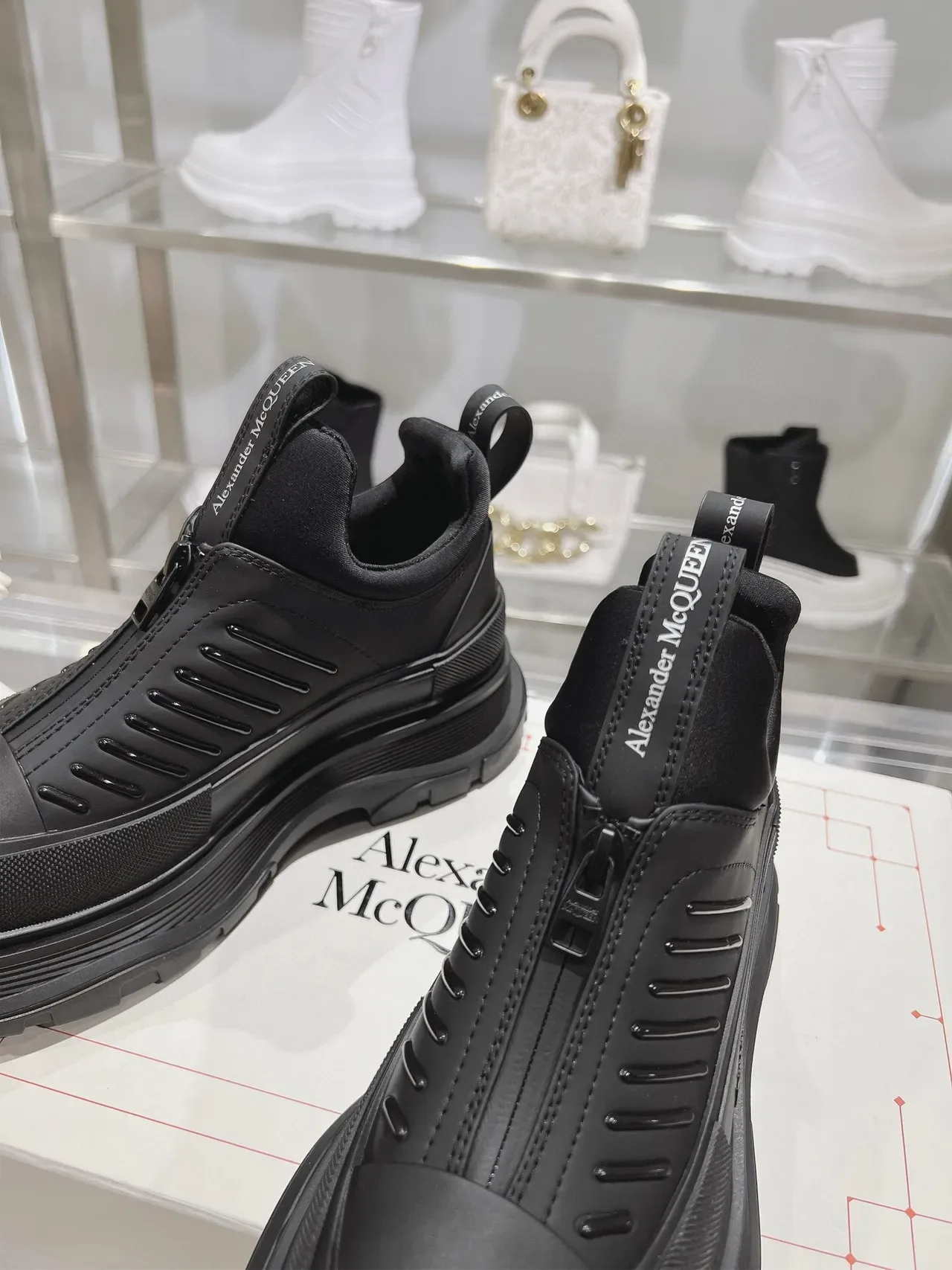 Alexander McQueen ওভারসাইজড ব্ল্যাক চাঙ্কি স্নিকার 6