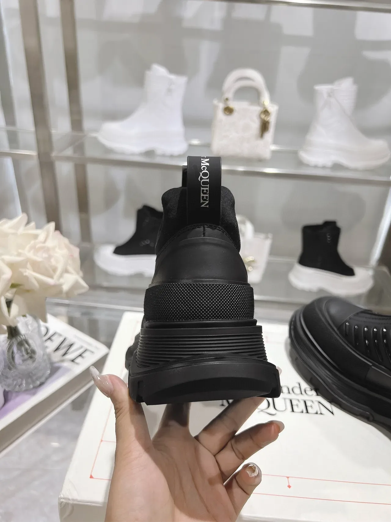 Alexander McQueen ওভারসাইজড ব্ল্যাক চাঙ্কি স্নিকার 7