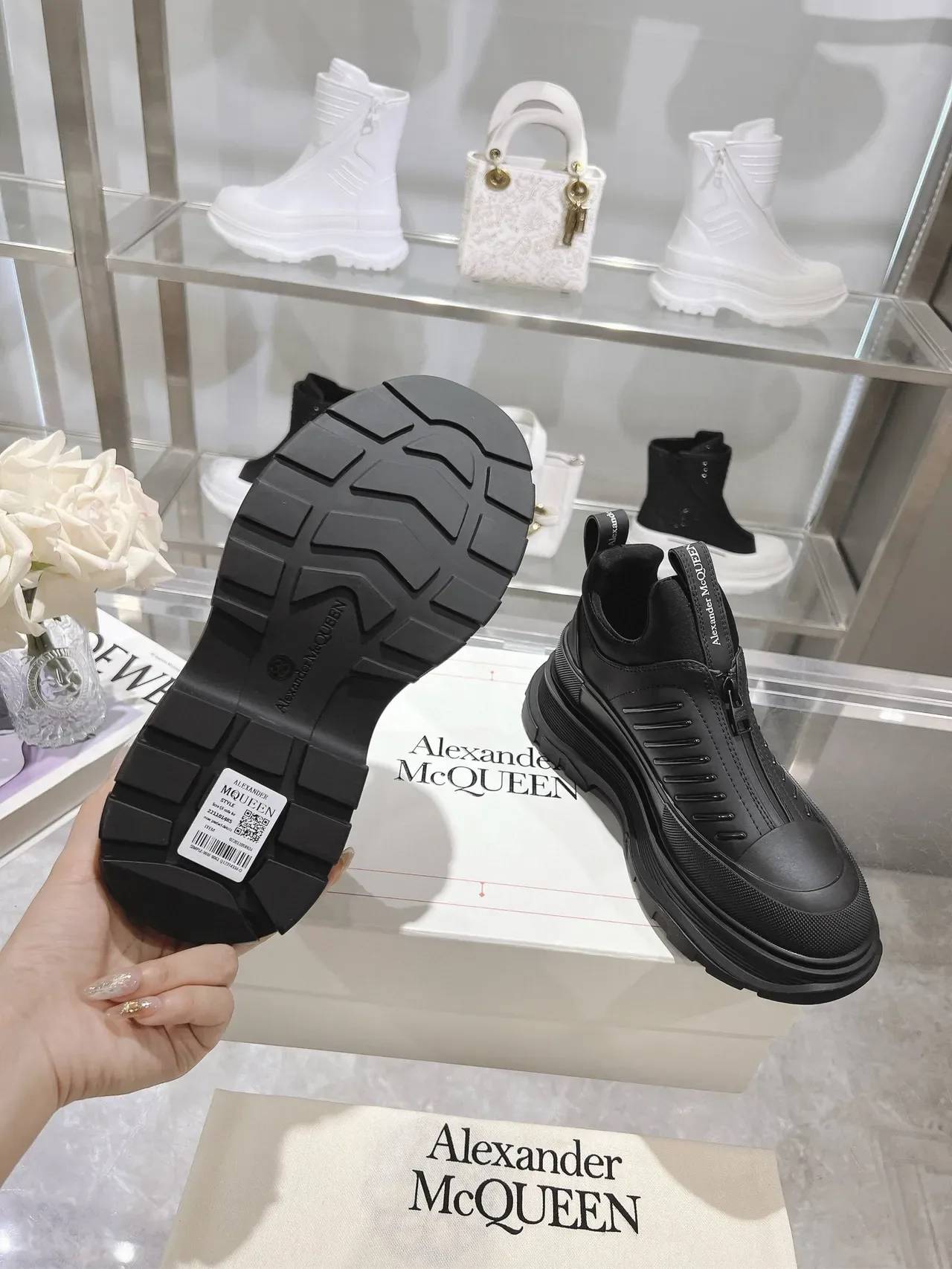 Alexander McQueen ওভারসাইজড ব্ল্যাক চাঙ্কি স্নিকার 8