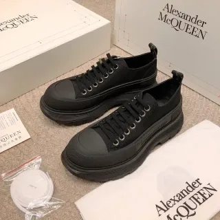 Alexander McQueen ओवरसाइज्ड ब्लैक लाइफस्टाइल स्नीकर