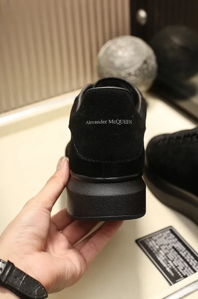 Alexander McQueen ওভারসাইজড কালো সুয়েড লাইফস্টাইল স্নিকার্স 2
