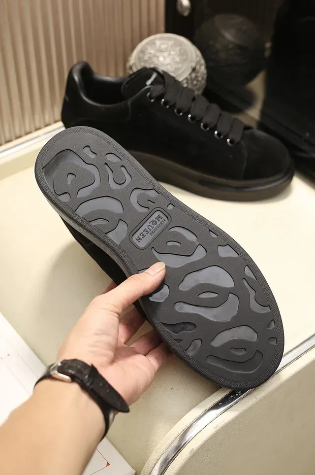 Alexander McQueen ওভারসাইজড কালো সুয়েড লাইফস্টাইল স্নিকার্স 5