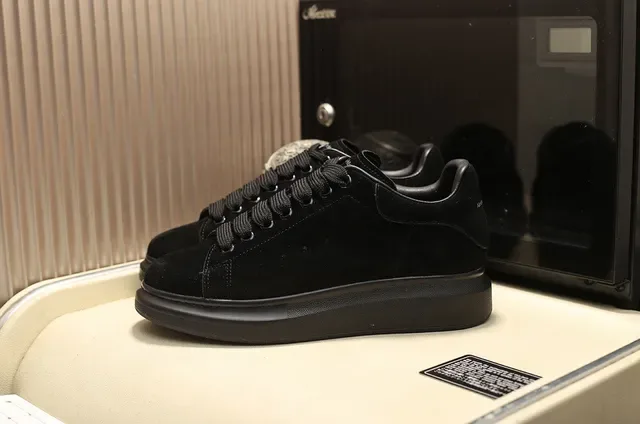 Alexander McQueen ওভারসাইজড কালো সুয়েড লাইফস্টাইল স্নিকার্স 9