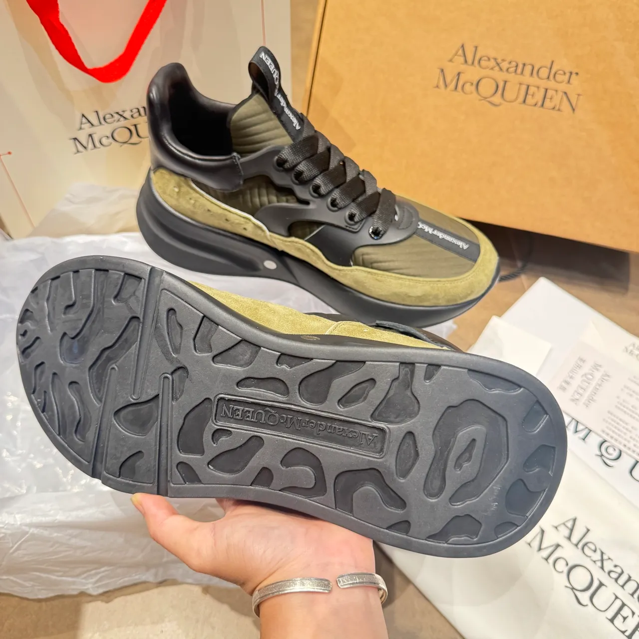 Alexander McQueen 大号运动鞋 橄榄绿和黑色 厚底运动鞋 3