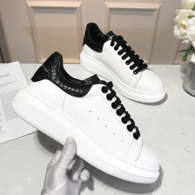 Alexander McQueen حذاء رياضي oversized أبيض وأسود حذاء أسلوب حياة 3