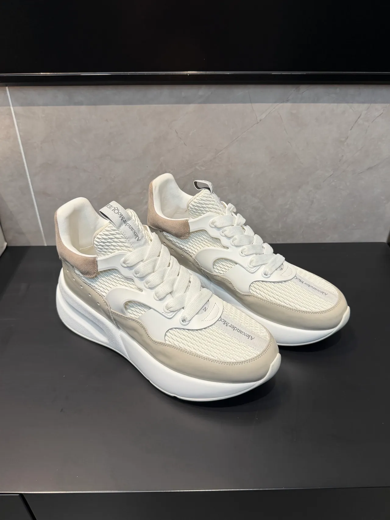 Alexander McQueen ওভারসাইজড স্নিকার সাদা বেইজ চাঙ্কি স্নিকার 2
