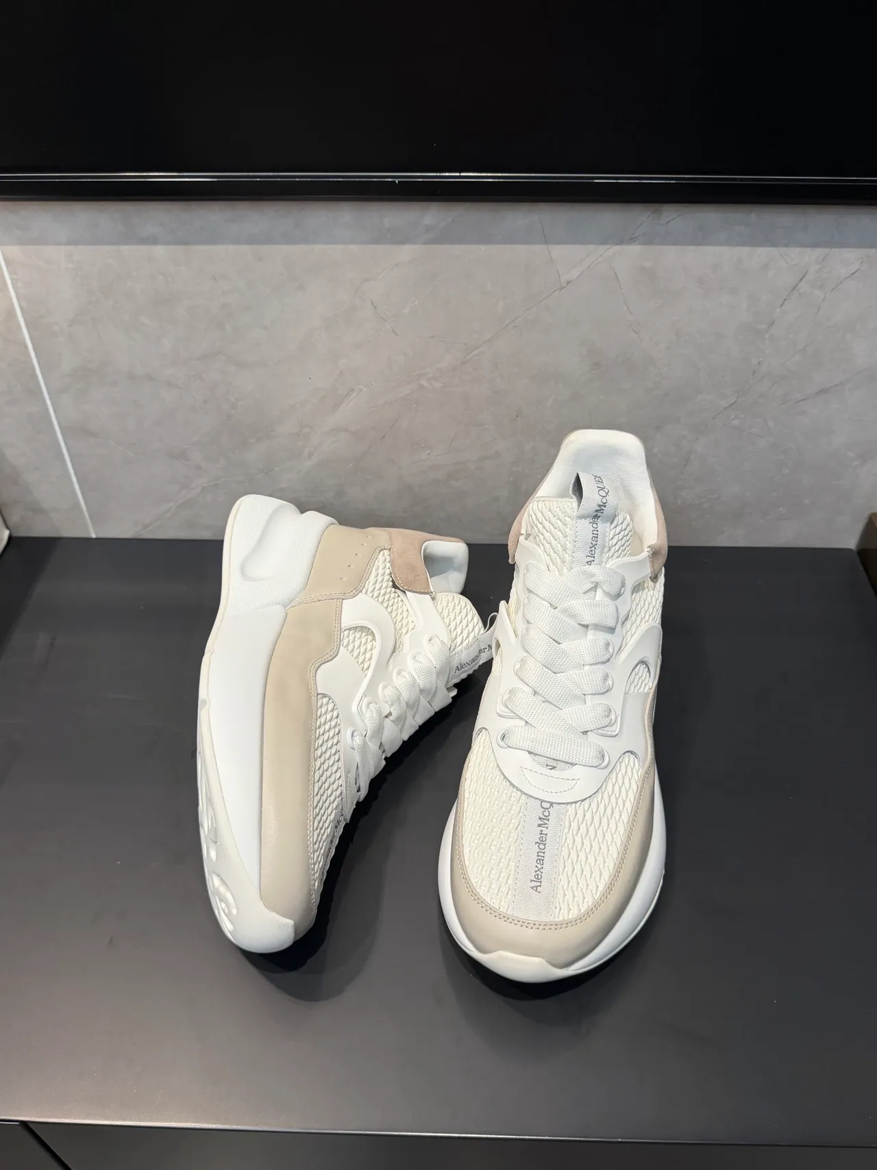 Alexander McQueen ওভারসাইজড স্নিকার সাদা বেইজ চাঙ্কি স্নিকার 3