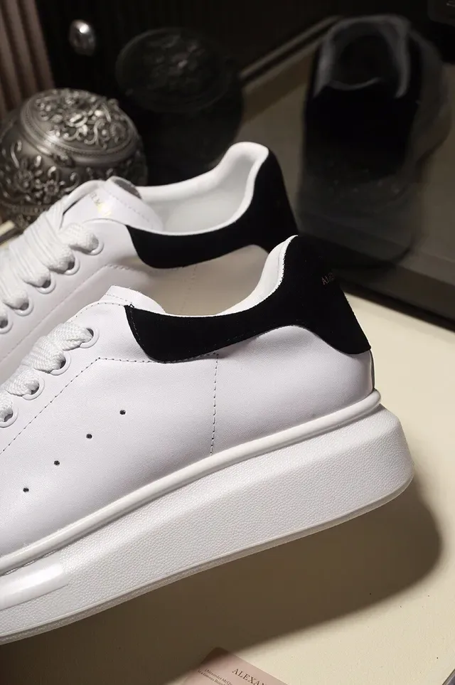 Alexander McQueen حذاء رياضي oversized أبيض أسود نعل منصة إصبع من جلد مثقوب أحذية أسلوب حياة 2