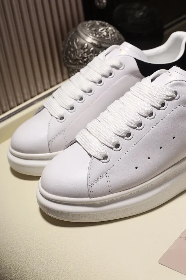 Alexander McQueen حذاء رياضي oversized أبيض أسود نعل منصة إصبع من جلد مثقوب أحذية أسلوب حياة 3