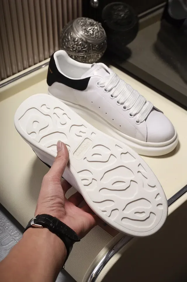 Alexander McQueen حذاء رياضي oversized أبيض أسود نعل منصة إصبع من جلد مثقوب أحذية أسلوب حياة 4