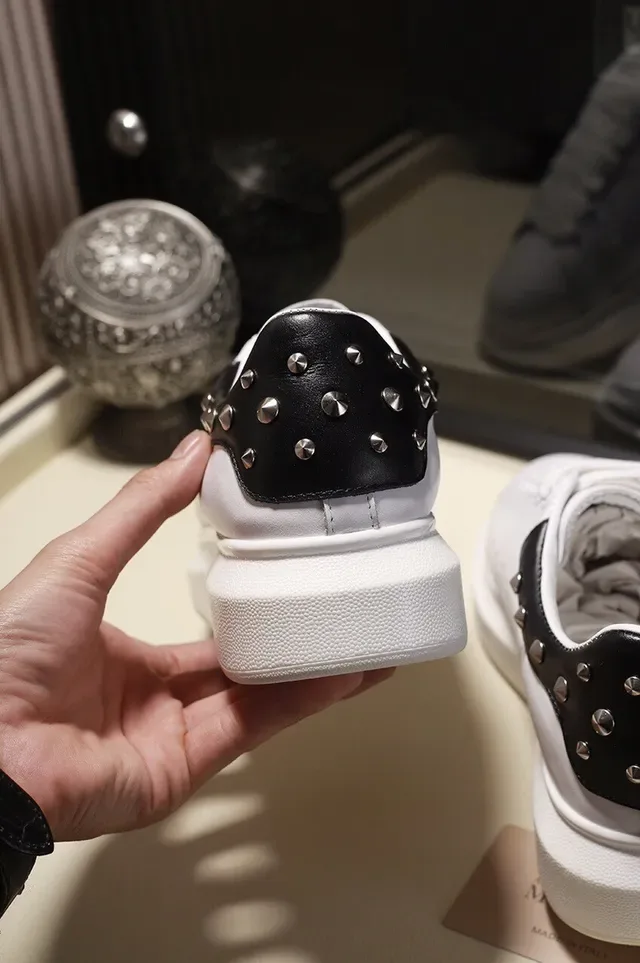 Alexander McQueen Sneakers Oversized Blancs Noirs Silhouette Studded Heel Tab Lifestyle Sneakers 2