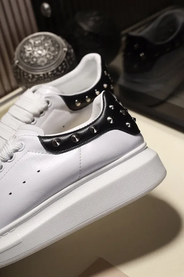 Alexander McQueen Sneakers Oversized Blancs Noirs Silhouette Studded Heel Tab Lifestyle Sneakers 3