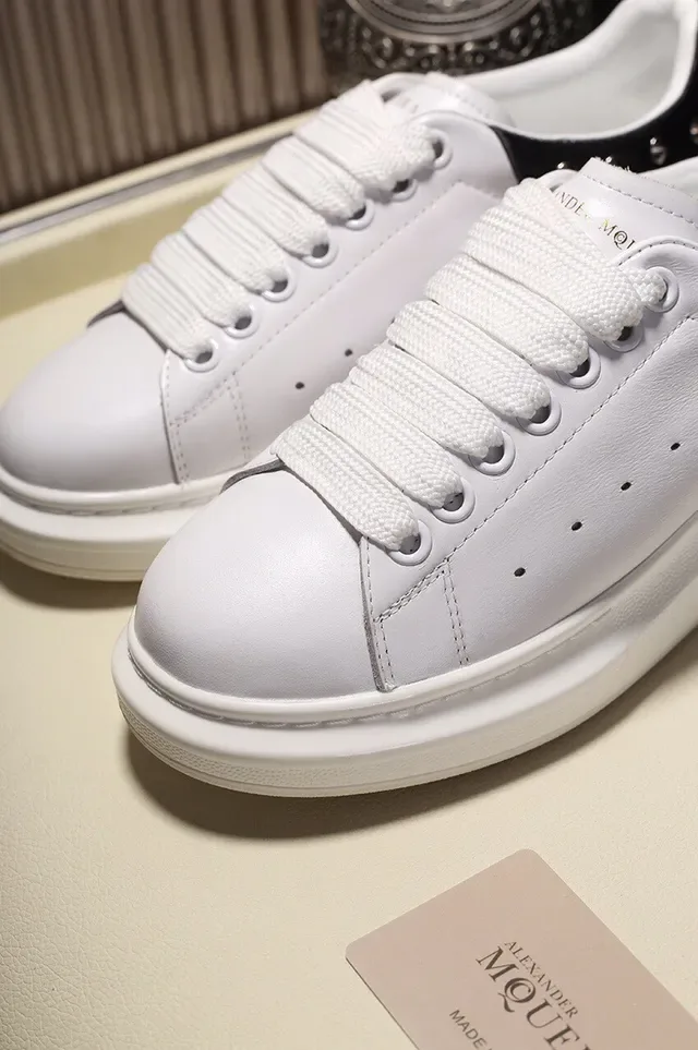 Alexander McQueen Sneakers Oversized Blancs Noirs Silhouette Studded Heel Tab Lifestyle Sneakers 4