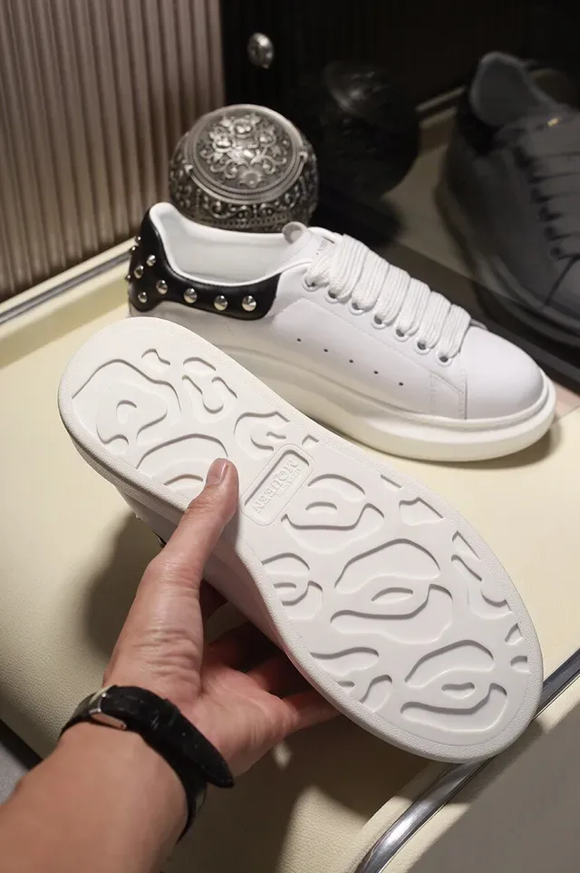 Alexander McQueen Sneakers Oversized Blancs Noirs Silhouette Studded Heel Tab Lifestyle Sneakers 5