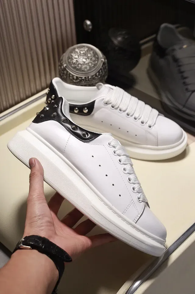 Alexander McQueen Sneakers Oversized Blancs Noirs Silhouette Studded Heel Tab Lifestyle Sneakers 6
