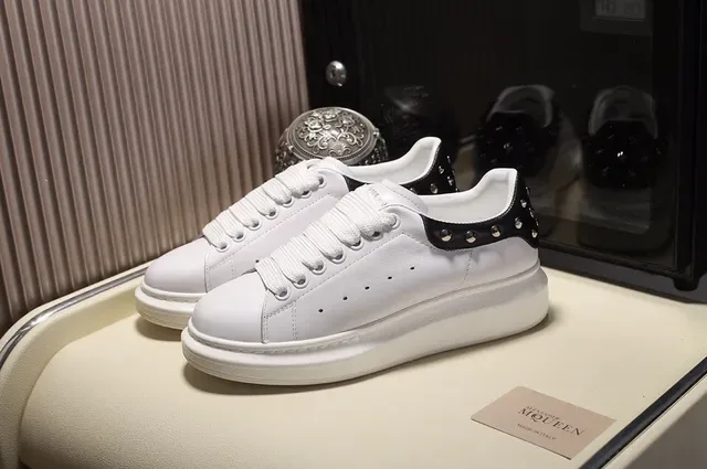 Alexander McQueen Sneakers Oversized Blancs Noirs Silhouette Studded Heel Tab Lifestyle Sneakers 7