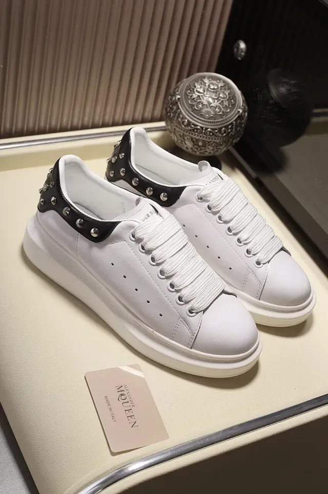 Alexander McQueen Sneakers Oversized Blancs Noirs Silhouette Studded Heel Tab Lifestyle Sneakers 8