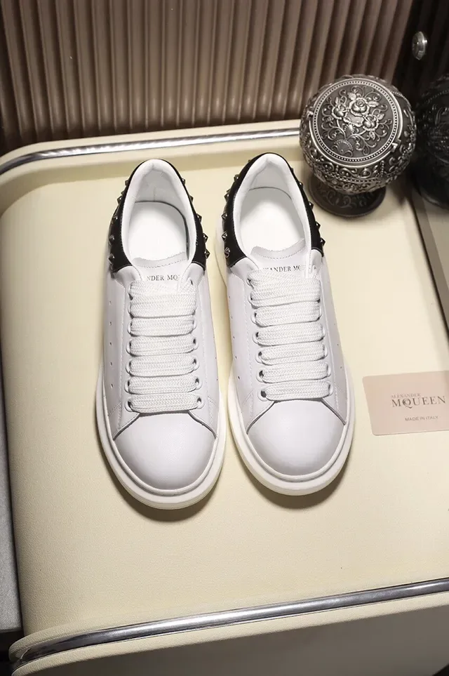 Alexander McQueen Sneakers Oversized Blancs Noirs Silhouette Studded Heel Tab Lifestyle Sneakers 9