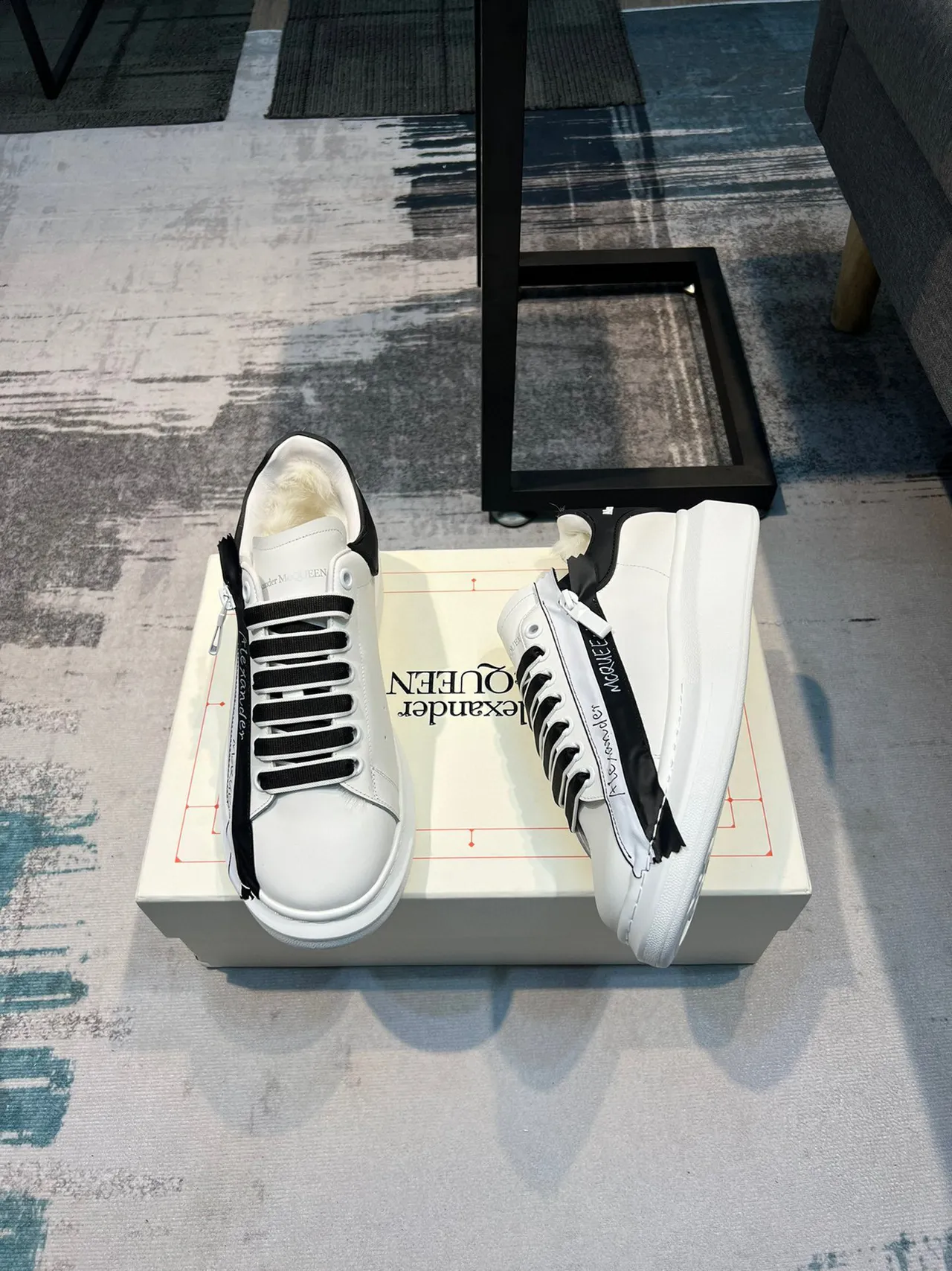 Alexander McQueen ওভারসাইজড স্নিকার সাদা কালো টেপ লाइফস্টাইল স्नিকার 3