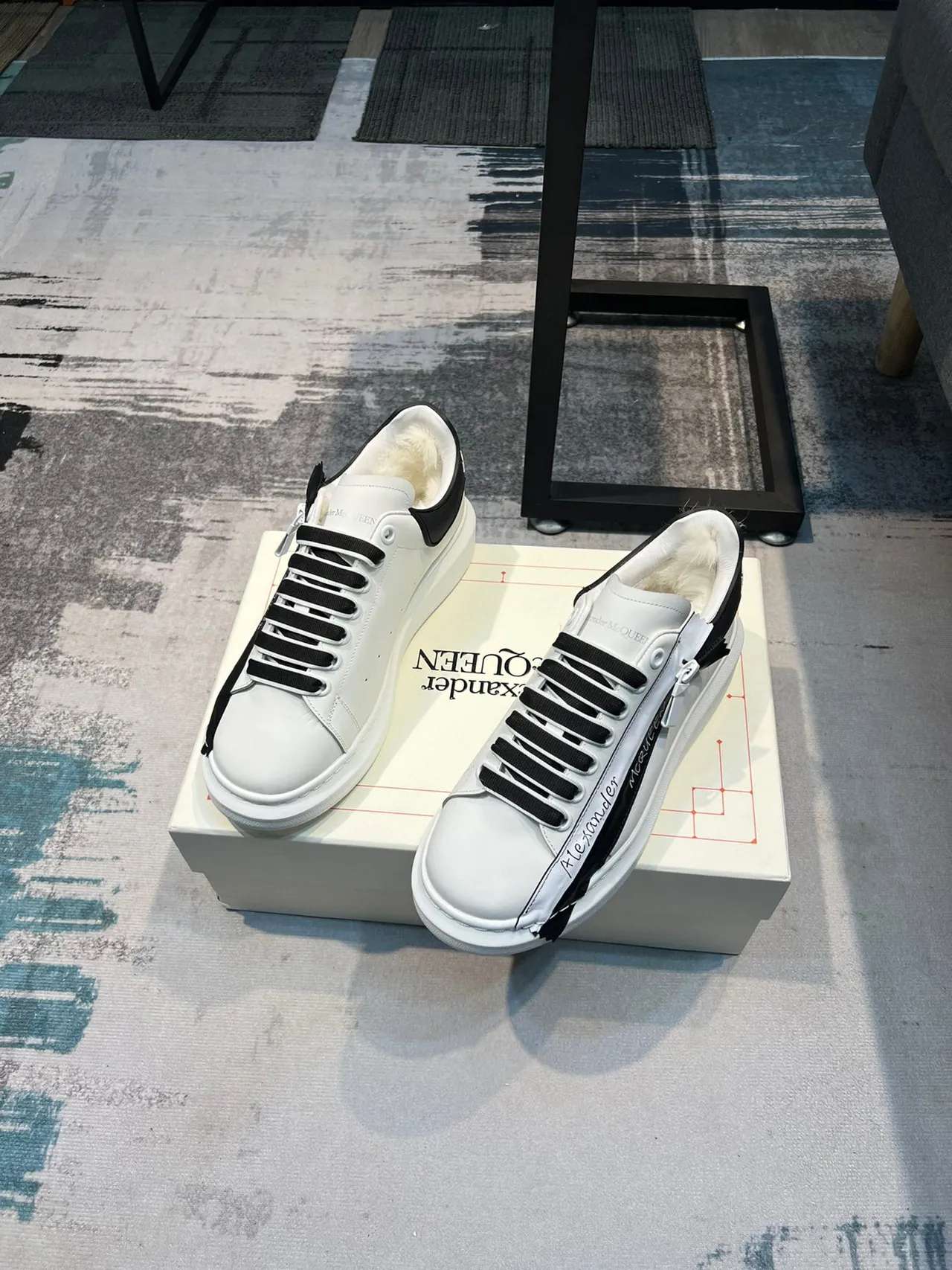 Alexander McQueen ওভারসাইজড স্নিকার সাদা কালো টেপ লाइফস্টাইল স्नিকার 4