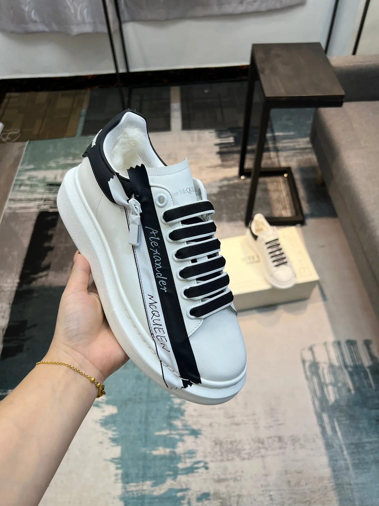 Alexander McQueen ওভারসাইজড স্নিকার সাদা কালো টেপ লाइফস্টাইল স्नিকার 5
