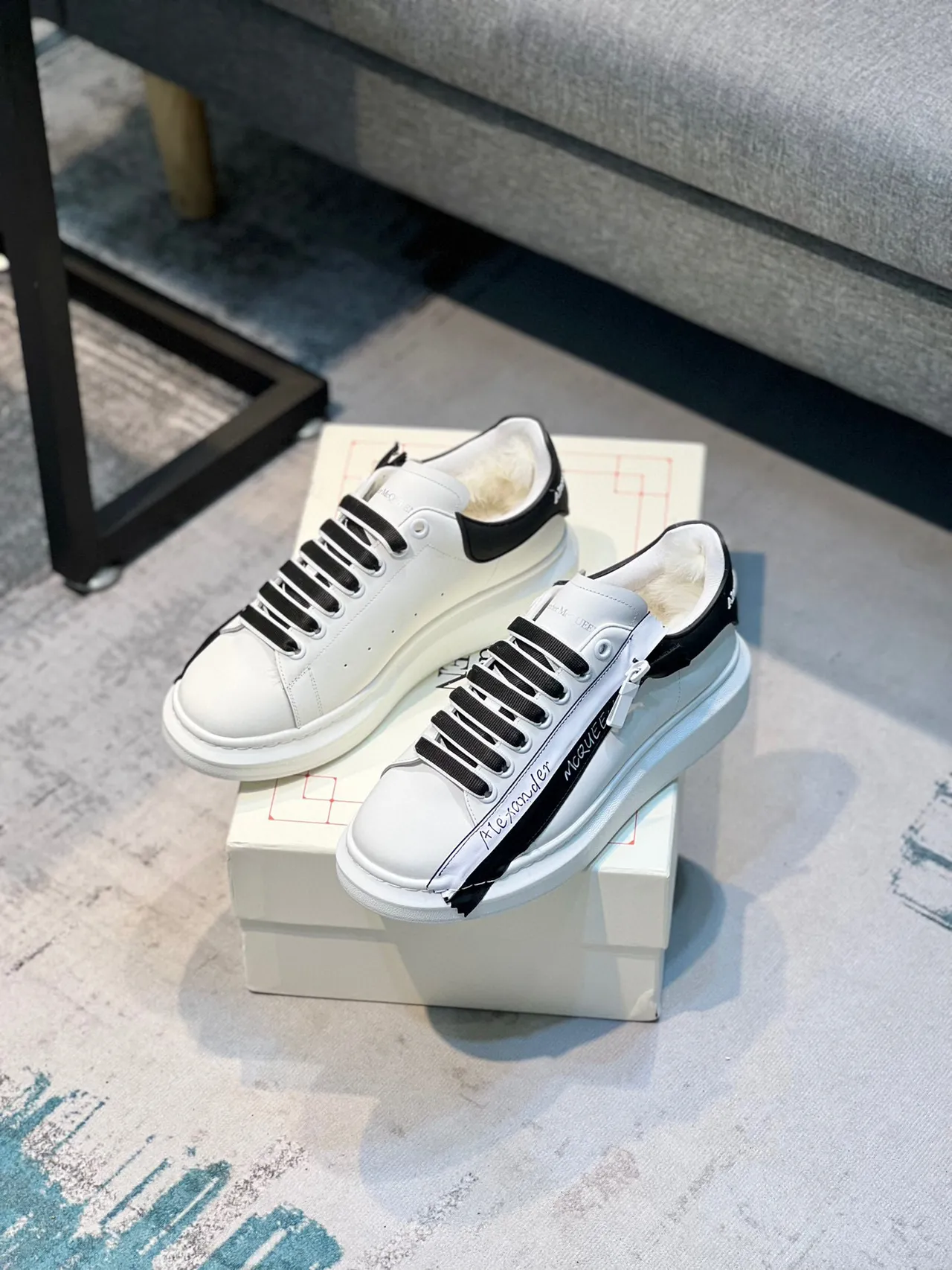 Alexander McQueen ওভারসাইজড স্নিকার সাদা কালো টেপ লाइফস্টাইল স्नিকার 6