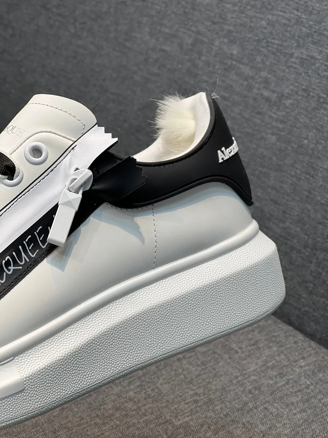 Alexander McQueen ওভারসাইজড স্নিকার সাদা কালো টেপ লाइফস্টাইল স्नিকার 7