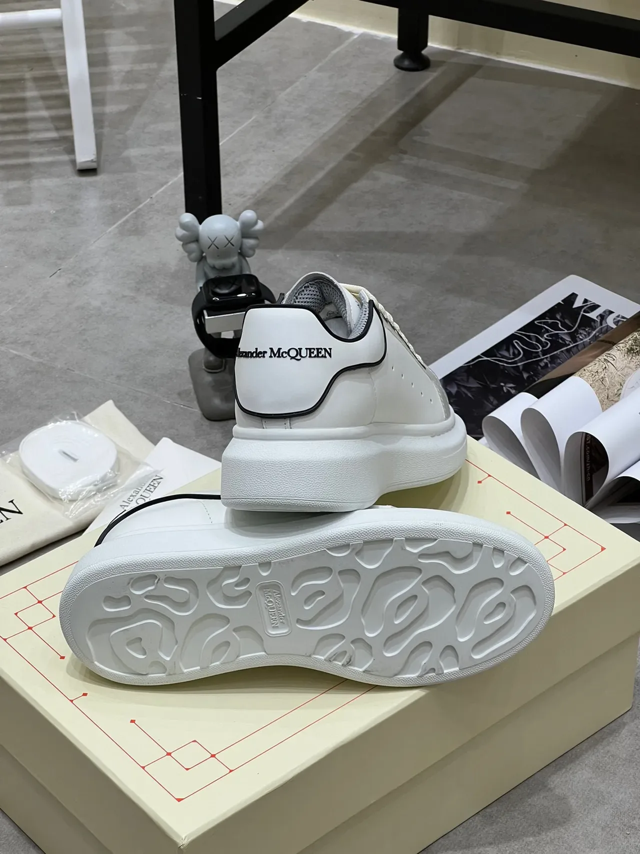 Alexander McQueen حذاء رياضي oversized أبيض رمادي أسود حذاء رياضي أسلوب حياة 2